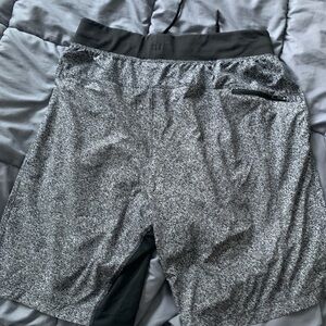 Men’s Size Medium Lulu Lemon Athletic Shorts Black w/ black and gray Like New
